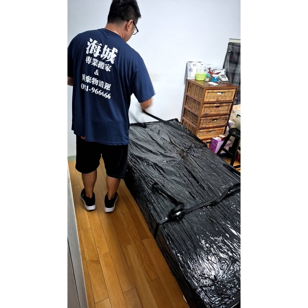 醫療床搬運前包裝
使用【不織布】+【特殊膠膜】包裝，層層防護，細心呵護，安全無虞，絕對值得您信賴!!!